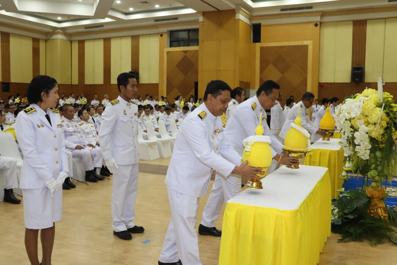 สศท.9 ร่วมพิธีทำบุญตักบาตรถวายเป็นพระราชกุศล และ พิธีวางพานพุ่มดอกไม้ถวายบังคม เนื่องในวันคล้ายวัน “วันชาติ”และ “วันพ่อแห่งชาติ“ ประจำปี 2567