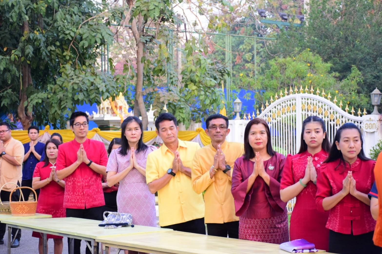 OAE12 joins in the activity of giving alms to monks in front of the family, inviting them to make merit by wearing Thai cloth.