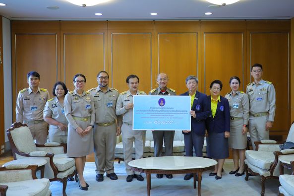 Raising funds to purchase medical equipment for donation to the Somdet Phra Yuparat Hospital Foundation.