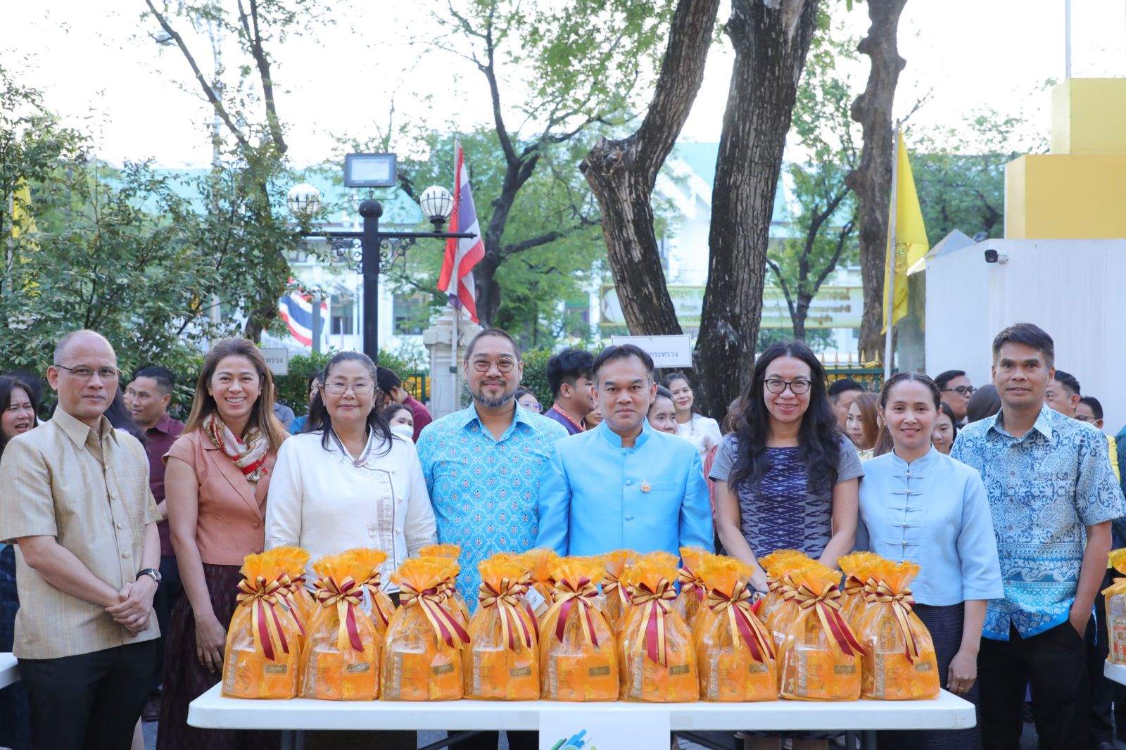 The Secretariat of the Cabinet participated in an alms-giving ceremony, offering dry food and rice to Buddhist monks on the occasion of the New Year 2025.