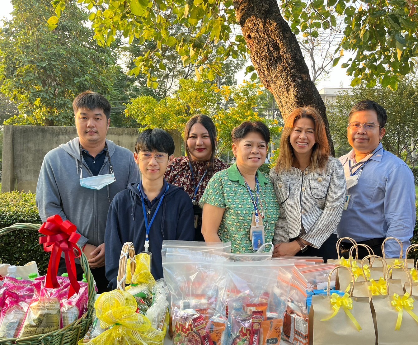 กลุ่มตรวจสอบภายใน ร่วมพิธีทำบุญตักบาตรพระสงฆ์ จำนวน 9 รูป ณ บริเวณหน้าอาคารศูนย์สารสนเทศการเกษตร  