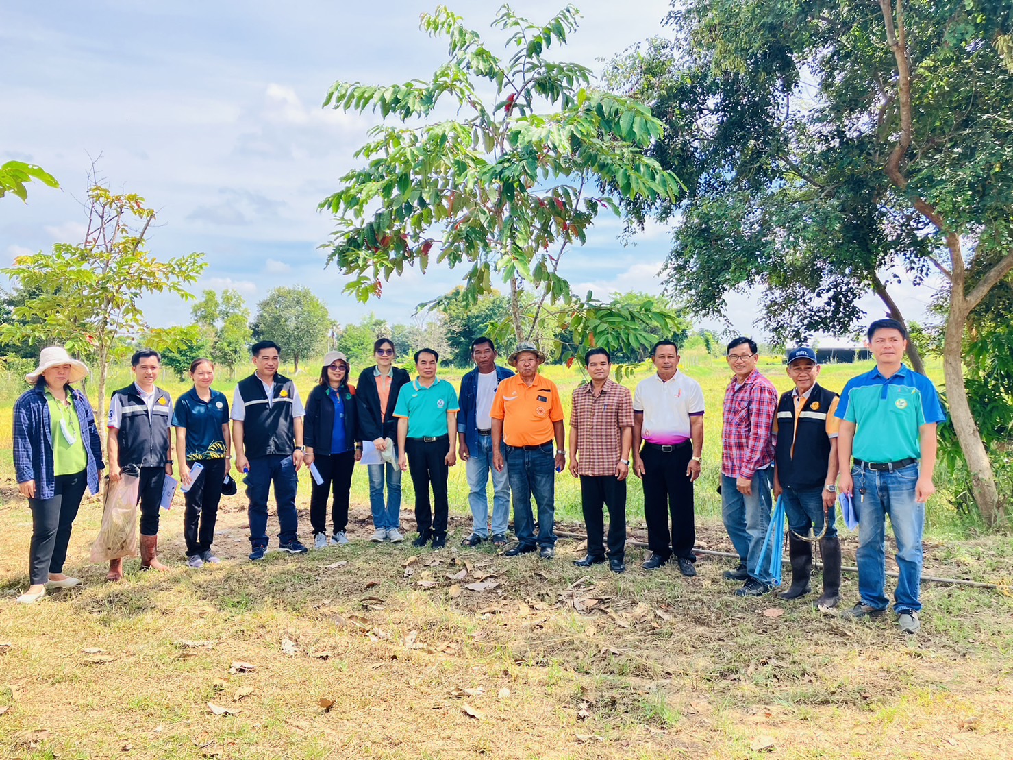 สศท.4 ลงพื้นที่สาธิตการสำรวจข้อมูลผลผลิตต่อไร่โดยวิธีตั้งแปลงเก็บเกี่ยวผลผลิต ข้าวนาปี ปีเพาะปลูก 2566/67