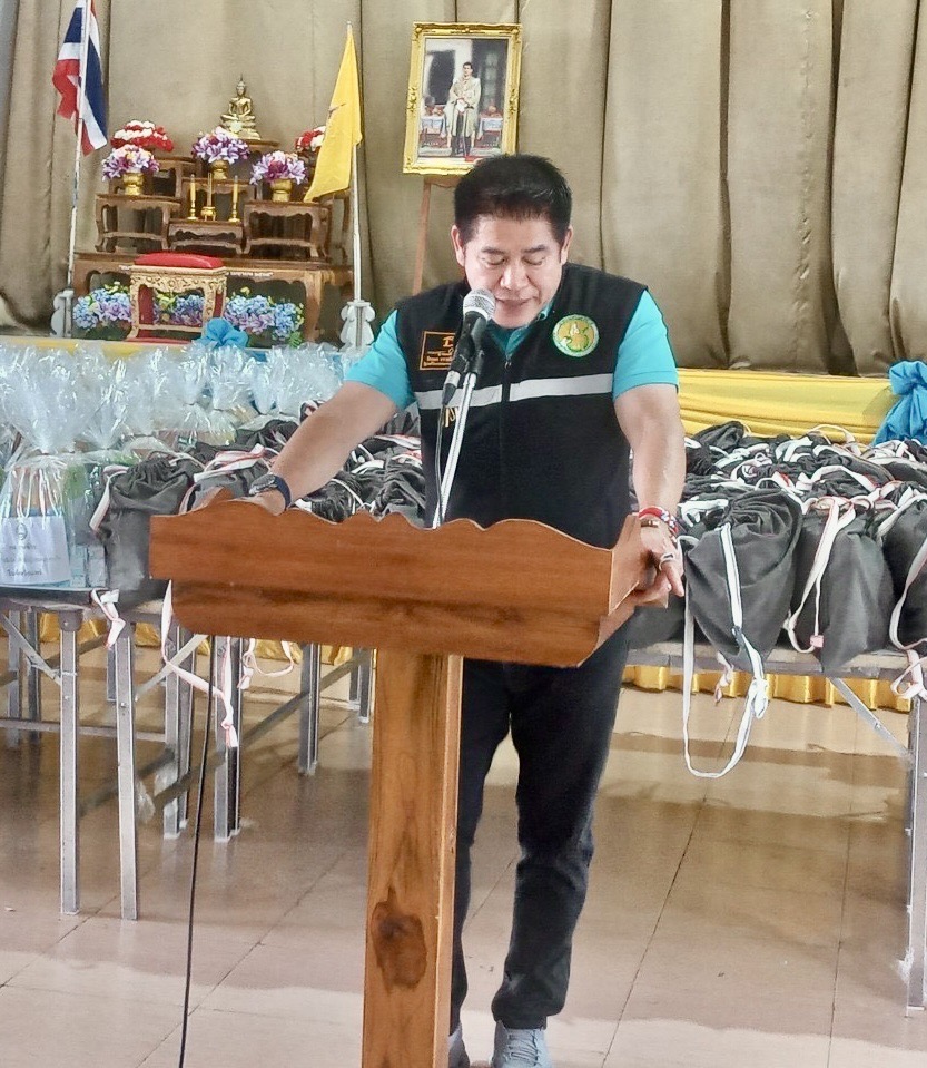 Director of ROAE2 joins the field visit to follow the Minister of Agriculture and Cooperatives to distribute relief bags to flood victims in Phrae Province