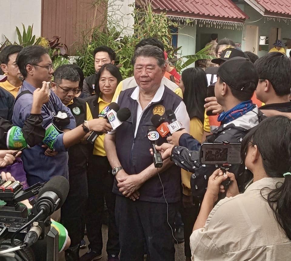 Director of ROAE2 joins in following the Deputy Prime Minister and the executives of the MOAC to visit the flood-affected areas in Nan Province